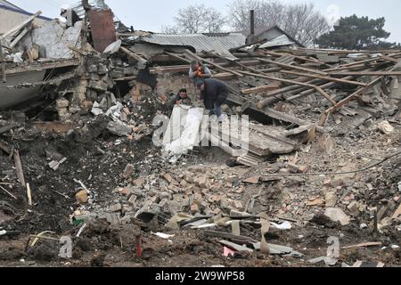 Nicht exklusiv: ODESA, UKRAINE - 29. DEZEMBER 2023 - nach der Bombardierung eines Wohngebäudes durch russische Truppen, Odesa, Süd-Ukraine Stockfoto