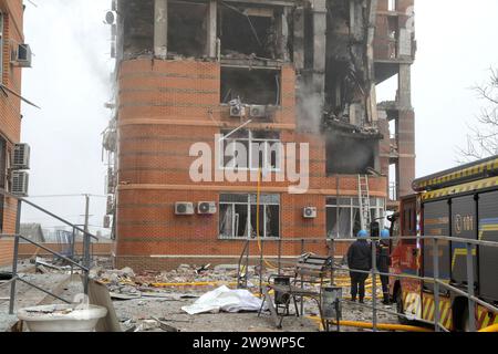 Nicht exklusiv: ODESA, UKRAINE - 29. DEZEMBER 2023 - nach der Bombardierung eines Wohngebäudes durch russische Truppen, Odesa, Süd-Ukraine Stockfoto