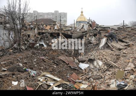 Nicht exklusiv: ODESA, UKRAINE - 29. DEZEMBER 2023 - nach der Bombardierung eines Wohngebäudes durch russische Truppen, Odesa, Süd-Ukraine Stockfoto