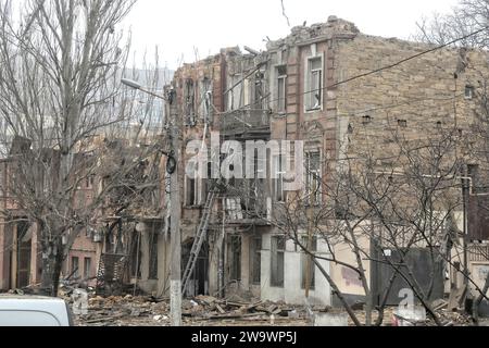 Nicht exklusiv: ODESA, UKRAINE - 29. DEZEMBER 2023 - nach der Bombardierung eines Wohngebäudes durch russische Truppen, Odesa, Süd-Ukraine Stockfoto