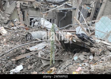 Nicht exklusiv: ODESA, UKRAINE - 29. DEZEMBER 2023 - nach der Bombardierung eines Wohngebäudes durch russische Truppen, Odesa, Süd-Ukraine Stockfoto
