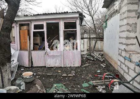 Nicht exklusiv: ODESA, UKRAINE - 29. DEZEMBER 2023 - Ein Gebäude, das durch russische Raketenfeuer beschädigt wurde, Odesa, Süd-Ukraine Stockfoto