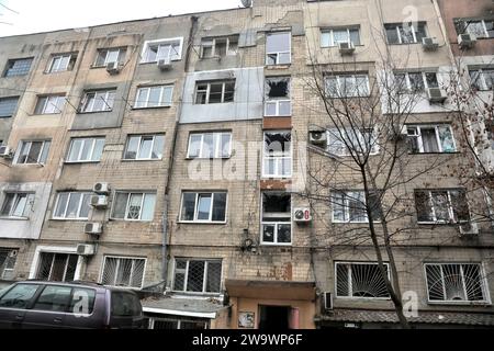 Nicht exklusiv: ODESA, UKRAINE - 29. DEZEMBER 2023 - nach der Bombardierung eines Wohngebäudes durch russische Truppen, Odesa, Süd-Ukraine Stockfoto