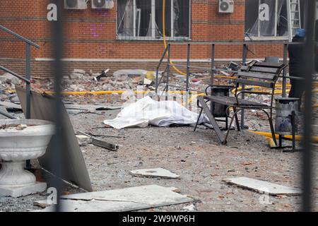 Nicht exklusiv: ODESA, UKRAINE - 29. DEZEMBER 2023 - nach der Bombardierung eines Wohngebäudes durch russische Truppen, Odesa, Süd-Ukraine Stockfoto