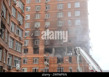 Nicht exklusiv: ODESA, UKRAINE - 29. DEZEMBER 2023 - nach der Bombardierung eines Wohngebäudes durch russische Truppen, Odesa, Süd-Ukraine Stockfoto
