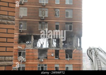 Nicht exklusiv: ODESA, UKRAINE - 29. DEZEMBER 2023 - nach der Bombardierung eines Wohngebäudes durch russische Truppen, Odesa, Süd-Ukraine Stockfoto