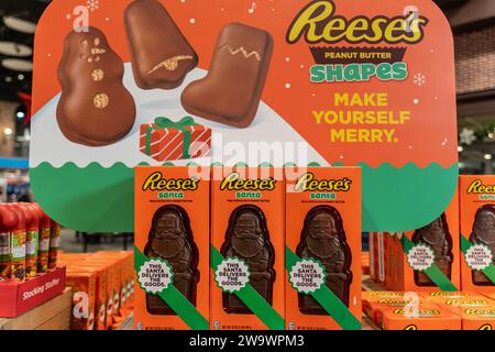 Hershey. Pennsylvania - 8. Dezember 2023: Hershey Reese's Peanut Butter Shapes werden im Chocolate World Retail Store ausgestellt. Stockfoto