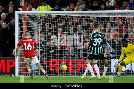 Nicolas Dominguez (links) von Nottingham Forest erzielt sein erstes Tor während des Premier League-Spiels auf dem City Ground, Nottingham. Bilddatum: Samstag, 30. Dezember 2023. Stockfoto