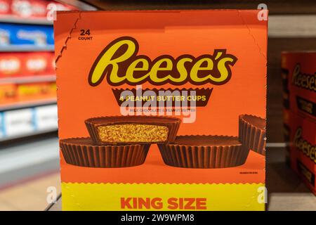 Hershey. Pennsylvania - 8. Dezember 2023: Hershey Reese's Peanut Butter wird im Hershey's Chocolate World Retail Store ausgestellt. Stockfoto