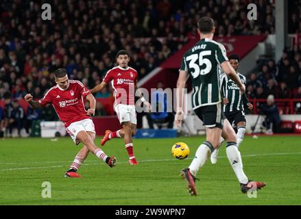 Nicolas Dominguez (links) von Nottingham Forest erzielt das erste Tor des Spiels während des Premier League-Spiels auf dem City Ground, Nottingham. Bilddatum: Samstag, 30. Dezember 2023. Stockfoto