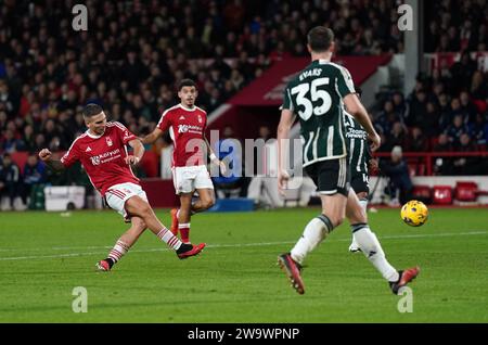 Nicolas Dominguez (links) von Nottingham Forest erzielt das erste Tor des Spiels während des Premier League-Spiels auf dem City Ground, Nottingham. Bilddatum: Samstag, 30. Dezember 2023. Stockfoto