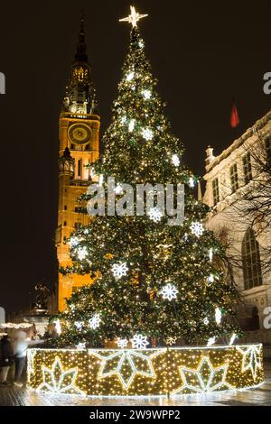 Danzig, Polen - 6. Dezember 2023: Weihnachtsbaum in der Altstadt von Danzig, Polen. Stockfoto