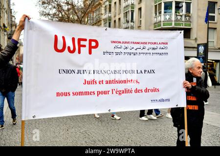 Paris, Frankreich. Dezember 2023 30. Pro-palästinensische Kundgebung zur Forderung eines Waffenstillstands am Place Edmont-Michelet im Gazastreifen in Paris, Frankreich, am 30. Dezember, 2023. Foto: Karim Ait Adjedjou/ABACAPRESS.COM Credit: abaca Press/Alamy Live News Stockfoto