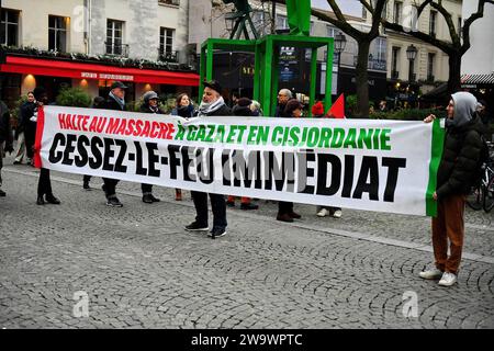 Paris, Frankreich. Dezember 2023 30. Pro-palästinensische Kundgebung zur Forderung eines Waffenstillstands am Place Edmont-Michelet im Gazastreifen in Paris, Frankreich, am 30. Dezember, 2023. Foto: Karim Ait Adjedjou/ABACAPRESS.COM Credit: abaca Press/Alamy Live News Stockfoto