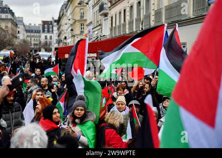 Paris, Frankreich. Dezember 2023 30. Pro-palästinensische Kundgebung zur Forderung eines Waffenstillstands am Place Edmont-Michelet im Gazastreifen in Paris, Frankreich, am 30. Dezember, 2023. Foto: Karim Ait Adjedjou/ABACAPRESS.COM Credit: abaca Press/Alamy Live News Stockfoto