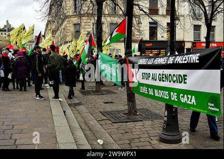 Paris, Frankreich. Dezember 2023 30. Pro-palästinensische Kundgebung zur Forderung eines Waffenstillstands am Place Edmont-Michelet im Gazastreifen in Paris, Frankreich, am 30. Dezember, 2023. Foto: Karim Ait Adjedjou/ABACAPRESS.COM Credit: abaca Press/Alamy Live News Stockfoto