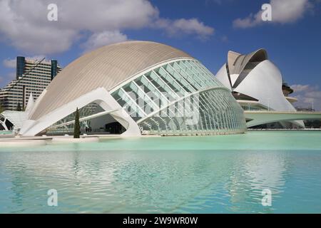 Valencia, Spanien - 14. August 2023: Hemisferic und Palau de les Arts in der Stadt der Künste und Wissenschaften von Valencia. Spanien. Stockfoto