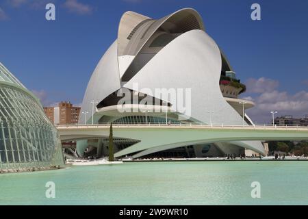Valencia, Spanien - 14. August 2023: Palast der Künste aus dem Wissenschaftsmuseum, Stadt der Künste und Wissenschaften von Valencia. Spanien. Stockfoto