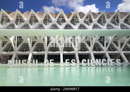 Valencia, Spanien - 14. August 2023: Das Wissenschaftsmuseum in der Stadt der Künste und Wissenschaften von Valencia. Spanien. Stockfoto