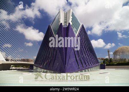 Valencia, Spanien - 14. August 2023: CaixaForum in der Stadt der Künste und Wissenschaften von Valencia. Spanien. Stockfoto