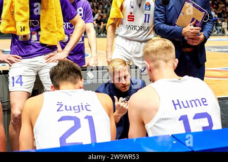 Braunschweig, Deutschland. Dezember 2023 30. Olivier Foucart (Headcoach BG Göttingen) redet mit Fedor Zugic (Nr. 21 BG Göttingen) und Bodie Hume (Nr. 13 BG Göttingen) in der Auszeit Basketball Loewen Braunschweig gegen BG Göttingen, Basketball, Easy Credit BBL, Saison 2023/2024 30.12.2023 Foto: Eibner-Pressefoto/Jan-Frederic Helbig Credit: dpa/Alamy Live News Stockfoto