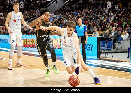 Braunschweig, Deutschland. Dezember 2023 30. Fedor Zugic (Nr. 21 BG Göttingen) vs Ahmaad Rorie (Nr. 14 Basketball Loewen Braunschweig) Basketball Loewen Braunschweig gegen BG Göttingen, Basketball, Easy Credit BBL, Saison 2023/2024 30.12.2023 Foto: Eibner-Pressefoto/Jan-Frederic Helbig Credit: dpa/Alamy Live News Stockfoto