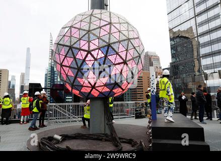 New York, Usa. Dezember 2023 30. Der legendäre Times Square Silvesterball wird am Samstag, den. Dezember 2023, am Samstag, den 30. Dezember vor den Silvesterfeiern im Times Square in New York City getestet. Foto: John Angelillo/UPI Credit: UPI/Alamy Live News Stockfoto