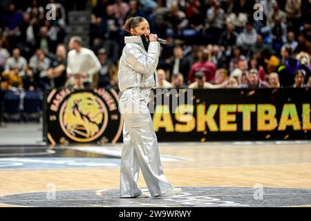 Braunschweig, Deutschland. Dezember 2023 30. Lokale Saengerin ONA in der Halbzeit Pause Basketball Loewen Braunschweig gegen BG Göttingen, Basketball, Easy Credit BBL, Saison 2023/2024 30.12.2023 Foto: Eibner-Pressefoto/Jan-Frederic Helbig Credit: dpa/Alamy Live News Stockfoto