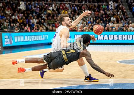 Braunschweig, Deutschland. Dezember 2023 30. Fedor Zugic (Nr. 21 BG Göttingen) faellt ueber TJ Crockett (Nr. 1 Basketball Loewen Braunschweig) Basketball Loewen Braunschweig gegen BG Göttingen, Basketball, Easy Credit BBL, Saison 2023/2024 30.12.2023 Foto: Eibner-Pressefoto/Jan-Frederic Helbig Credit: dpa/Alamy Live News Stockfoto