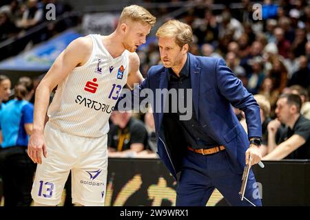 Braunschweig, Deutschland. Dezember 2023 30. Olivier Foucart (Headcoach BG Göttingen) und Bodie Hume (Nr. 13 BG Göttingen) sprechen etwas ab Basketball Loewen Braunschweig gegen BG Göttingen, Basketball, Easy Credit BBL, Saison 2023/2024 30.12.2023 Foto: Eibner-Pressefoto/Jan-Frederic Helbig Credit: dpa/Alamy Live News Stockfoto