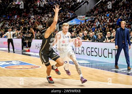 Braunschweig, Deutschland. Dezember 2023 30. Bodie Hume (Nr. 13 BG Göttingen) Nicholas Tischler (Nr. 3 Basketball Loewen Braunschweig) Basketball Loewen Braunschweig gegen BG Göttingen, Basketball, Easy Credit BBL, Saison 2023/2024 30.12.2023 Foto: Eibner-Pressefoto/Jan-Frederic Helbig Credit: dpa/Alamy Live News Stockfoto