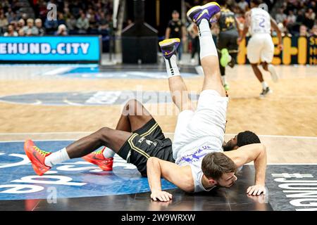 Braunschweig, Deutschland. Dezember 2023 30. Fedor Zugic (Nr. 21 BG Göttingen) faellt ueber TJ Crockett (Nr. 1 Basketball Loewen Braunschweig) Basketball Loewen Braunschweig gegen BG Göttingen, Basketball, Easy Credit BBL, Saison 2023/2024 30.12.2023 Foto: Eibner-Pressefoto/Jan-Frederic Helbig Credit: dpa/Alamy Live News Stockfoto