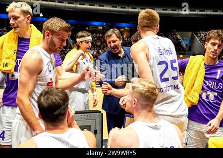 Braunschweig, Deutschland. Dezember 2023 30. Kenneth Desloovere (Assistenztrainer BG Göttingen) mit Team Basketball Loewen Braunschweig gegen BG Göttingen, Basketball, Easy Credit BBL, Saison 2023/2024 30.12.2023 Foto: Eibner-Pressefoto/Jan-Frederic Helbig Credit: dpa/Alamy Live News Stockfoto