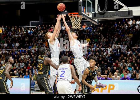 Braunschweig, Deutschland. Dezember 2023 30. Bodie Hume (Nr. 13 BG Göttingen) und Karlis Silins (Nr. 25 BG Göttingen) versuchen den Ball in den Korb zu bekommen Basketball Loewen Braunschweig gegen BG Göttingen, Basketball, Easy Credit BBL, Saison 2023/2024 30.12.2023 Foto: Eibner-Pressefoto/Jan-Frederic Helbig Credit: dpa/Alamy Live News Stockfoto