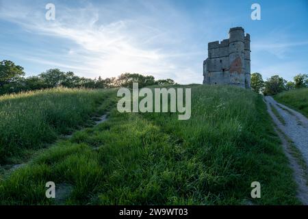 Donnington Castle Approach Path bei Sonnenuntergang im Sommer Stockfoto