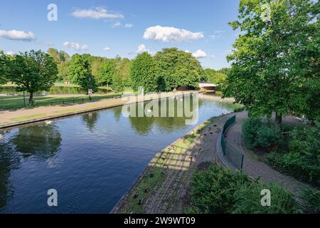 Newbury Wharf mit Blick auf Kennet und Avon Canal, Victoria Park und den Bootsteich Stockfoto