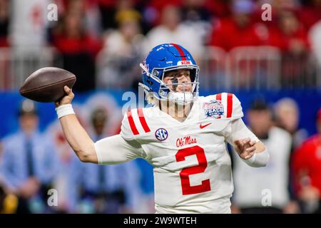 Atlanta, GA, USA. Dezember 2023 30. Mississippi Quarterback Jaxson Dart (2) wirft 2023 im Chick-Fil-A Peach Bowl im Mercedes-Benz Stadium in Atlanta, GA, gegen den Penn State. (Scott Kinser/CSM). Quelle: csm/Alamy Live News Stockfoto