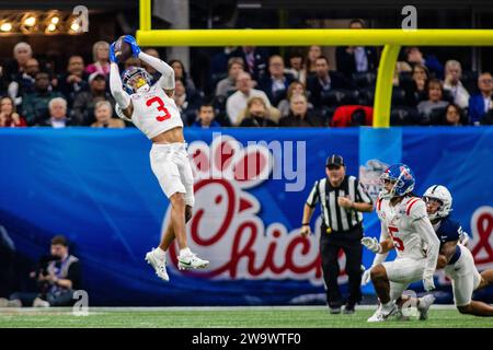 Atlanta, GA, USA. Dezember 2023 30. Mississippi Safety Daijahn Anthony (3) wird 2023 im Chick-Fil-A Peach Bowl im Mercedes-Benz Stadium in Atlanta, GA, gegen Penn State abgefangen. (Scott Kinser/CSM). Quelle: csm/Alamy Live News Stockfoto