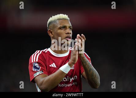 Facundo Pellistri von Manchester United lobt den Fans, dass sie während des Premier League-Spiels im City Ground Nottingham ersetzt wurden. Bilddatum: Samstag, 30. Dezember 2023. Stockfoto