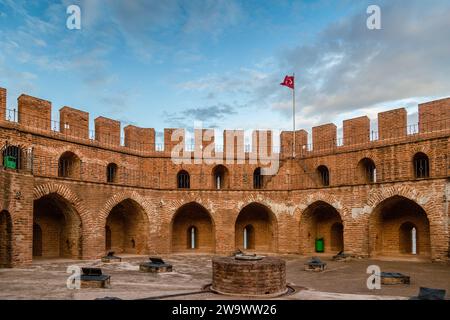 ALANYA, TÜRKEI - 15. OKTOBER 2014: Oberer Teil des historischen Roten Turms - Kizil Kule, im Schloss Alanya Stockfoto