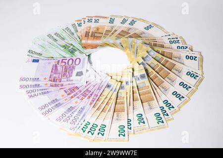 Bamberg, Deutschland 30. Dezember 2023: Themenbilder - Symbolbilder - Geld - 2023 auf einem Tisch liegen mehrere tausend Euro Bargeld in 50 Euro, 100 Euro, 200 Euro, 500 Euro Geldscheinen. Bayern *** Bamberg, Deutschland 30. Dezember 2023 Themenbilder Symbolbilder Geld 2023 mehrere tausend Euro Bargeld in 50 Euro, 100 Euro, 200 Euro, 500 Euro Banknoten liegen auf einem Tisch Bayern Copyright: XFotostandx/XK.xSchmittx Stockfoto