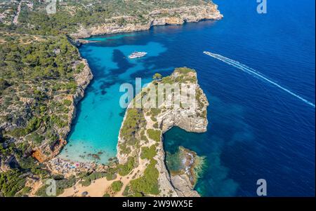 Blick aus der Vogelperspektive mit Calo des Moro, einem abgeschiedenen Stück Paradies mit atemberaubenden Klippen und kristallklarem Wasser, perfekt für einen idyllischen Urlaub auf Mallorca Stockfoto