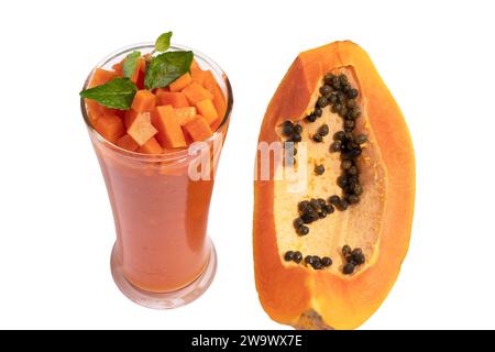 Papaya - Mangosaft-Smoothies in Glasbechern - isoliert auf weißem Hintergrund - tropische Frucht-Delight perfekt für lebendiges und erfrischendes Sommerdesign Stockfoto