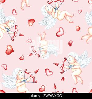 Nahtloses Muster mit niedlichen Cupids mit Schleife, Pfeilen und Herzen. Kleine Engel. Handgezeichnete Aquarellillustration. Auf einem sanften rosa Hintergrund. Für Valen Stockfoto
