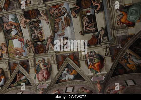 Die Berühmten Michelangelo-Gemälde An Der Decke Der Sixtinischen Kapelle In Rom Italien Stockfoto
