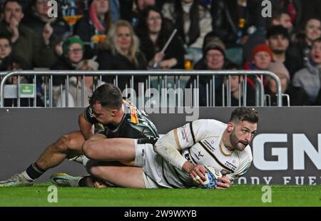 Twickenham Stadium, London, Großbritannien. Dezember 2023 30. Gallagher Premiership Rugby, Harlequins gegen Gloucester; Jonny May von Gloucester schickt einen Tackle von Cameron Anderson von Harlequins, um einen Versuch für 19-32 in der 73. Minute zu erzielen. Credit: Action Plus Sports/Alamy Live News Stockfoto