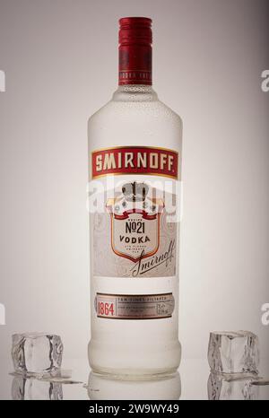 Mansfield, Nottingham, Vereinigtes Königreich, 30. Dezember 2023: Studio-Produktbild einer Flasche Smirnoff Vodka. Dieser Wodka wird von Diageo produziert. Stockfoto