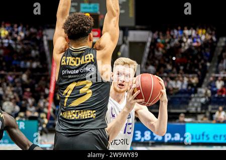 Braunschweig, Deutschland. Dezember 2023 30. Brandon Tischler (Nr. 13 Basketball Loewen Braunschweig) hindert Bodie Hume (Nr. 13 BG Göttingen) Basketball Loewen Braunschweig gegen BG Göttingen, Basketball, Easy Credit BBL, Saison 2023/2024 30.12.2023 Foto: Eibner-Pressefoto/Jan-Frederic Helbig Credit: dpa/Alamy Live News Stockfoto