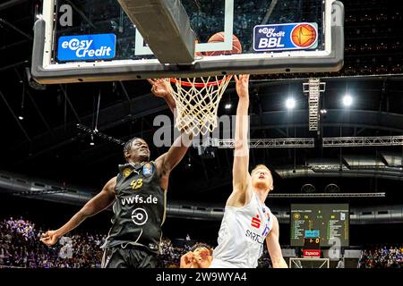 Braunschweig, Deutschland. Dezember 2023 30. Bodie Hume (Nr. 13 BG Göttingen) mit Ball am Korb Amar Sylla (Nr. 43 Basketball Loewen Braunschweig) Basketball Loewen Braunschweig gegen BG Göttingen, Basketball, Easy Credit BBL, Saison 2023/2024 30.12.2023 Foto: Eibner-Pressefoto/Jan-Frederic Helbig Credit: dpa/Alamy Live News Stockfoto