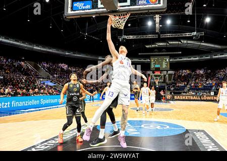 Braunschweig, Deutschland. Dezember 2023 30. Bodie Hume (Nr. 13 BG Göttingen) und Brandon Tischler (Nr. 13 Basketball Loewen Braunschweig) Basketball Loewen Braunschweig gegen BG Göttingen, Basketball, Easy Credit BBL, Saison 2023/2024 30.12.2023 Foto: Eibner-Pressefoto/Jan-Frederic Helbig Credit: dpa/Alamy Live News Stockfoto